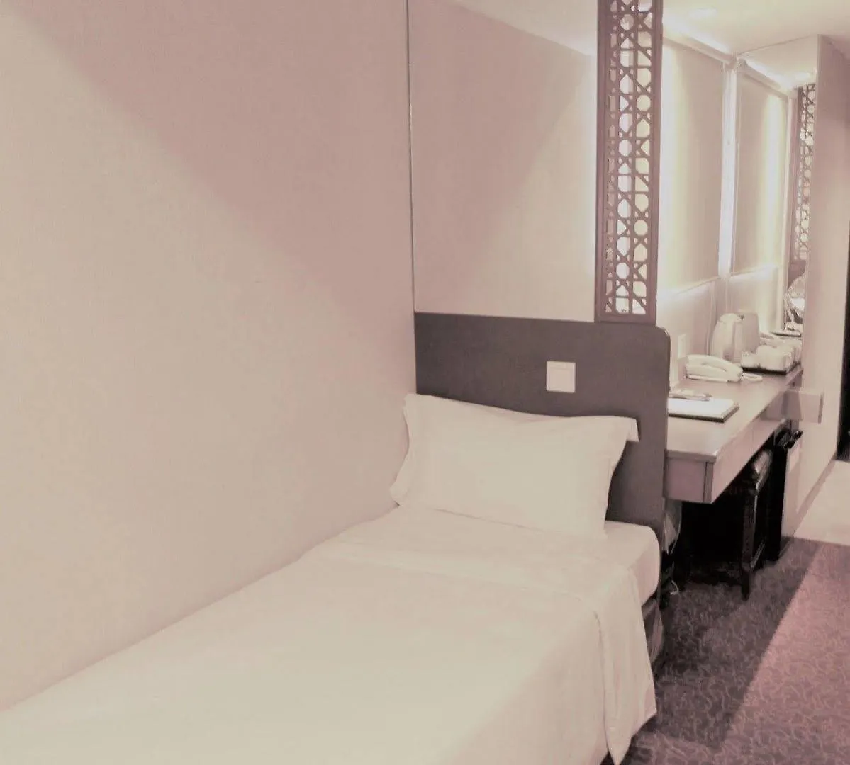 Oriental Lander Hotel Hong Kong 3*,