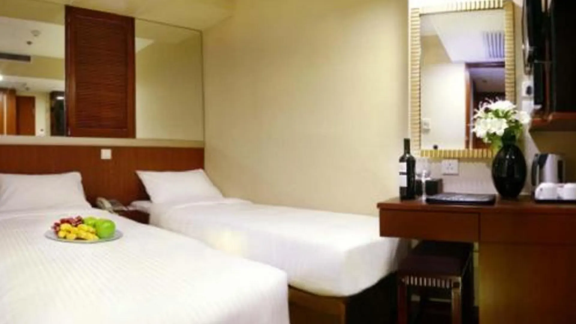 Oriental Lander Hotel Hong Kong 3*,